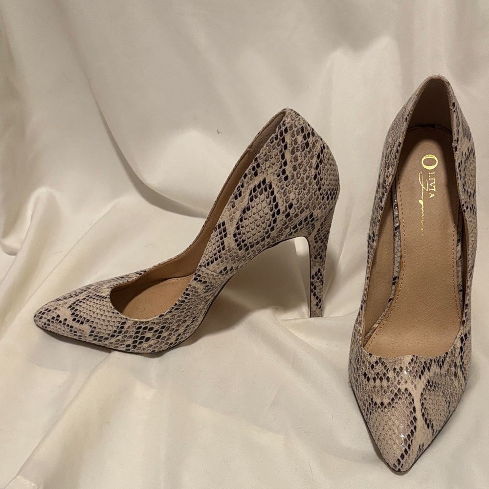 Chic Snakeskin Patterned Heels - image 3
